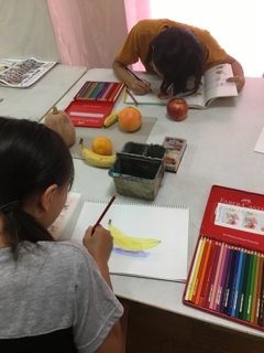 絵画クラス  色鉛筆で果物を描く