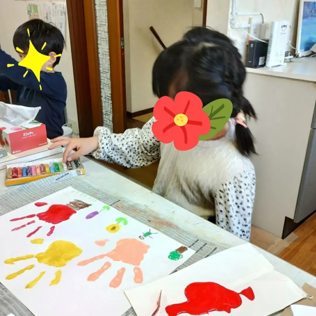 幼児クラス作品・手形ペタペタアート